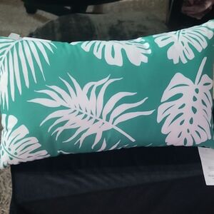 OASIS OUT DOOR LUNBER PALM LEAF GREEN PILLOW 14X24 NEW NEVER USED MIDEW RESISTAN